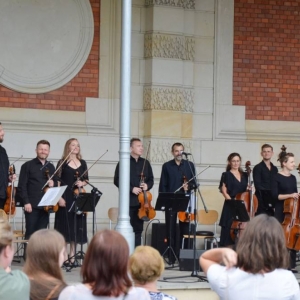 Zdjęcie przedstawia koncert wakacyjny Orkiestry Śląskich Kameralistów