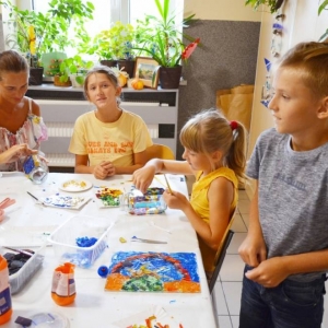 Zdjęcie przedstawia uczestników warsztatów mozaiki witrażowej