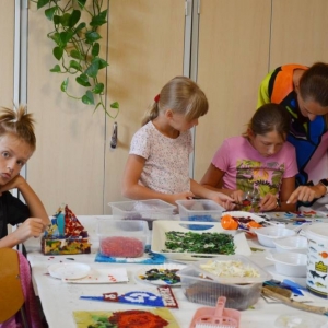 Zdjęcie przedstawia uczestników warsztatów mozaiki witrażowej
