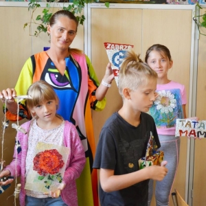 Zdjęcie przedstawia uczestników warsztatów mozaiki witrażowej