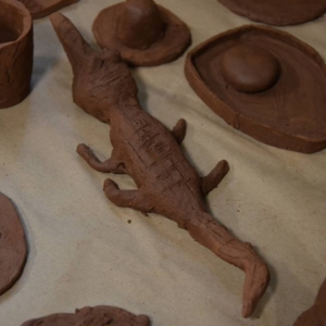 Zdjęcie przedstawia wykonane podczas warsztatów prace ceramiczne