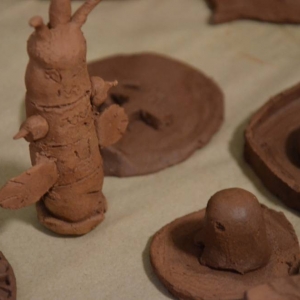 Zdjęcie przedstawia wykonane podczas warsztatów prace ceramiczne
