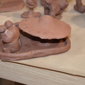 Zdjęcie przedstawia wykonane podczas warsztatów prace ceramiczne