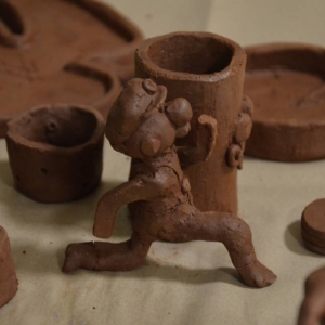 Zdjęcie przedstawia wykonane podczas warsztatów prace ceramiczne
