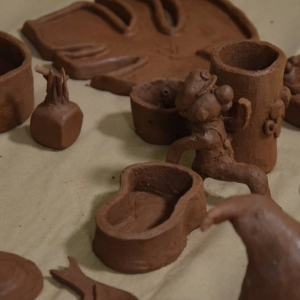 Zdjęcie przedstawia wykonane podczas warsztatów prace ceramiczne