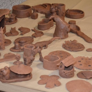 Zdjęcie przedstawia wykonane podczas warsztatów prace ceramiczne