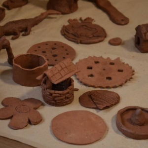 Zdjęcie przedstawia wykonane podczas warsztatów prace ceramiczne