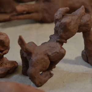 Zdjęcie przedstawia wykonane podczas warsztatów prace ceramiczne