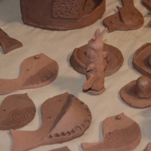Zdjęcie przedstawia wykonane podczas warsztatów prace ceramiczne