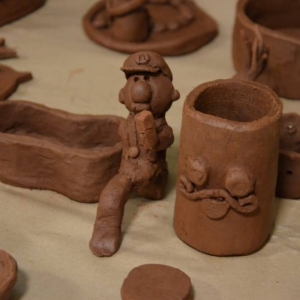 Zdjęcie przedstawia wykonane podczas warsztatów prace ceramiczne
