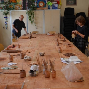 Zdjęcie przedstawia warsztaty ceramiczne
