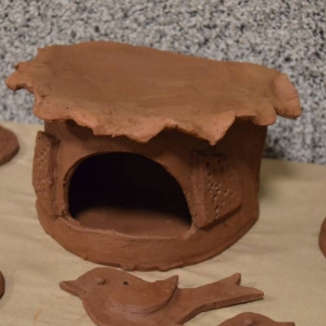 Zdjęcie przedstawia wykonane podczas warsztatów prace ceramiczne