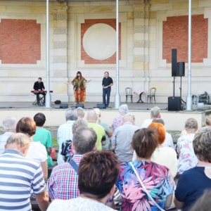 Zdjęcie przedstawia koncert wakacyjny w wykonaniu Beaty Marczewskiej oraz Tomasza Muszyńskiego
