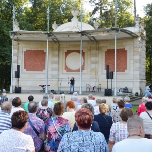 Zdjęcie przedstawia koncert wakacyjny w wykonaniu Beaty Marczewskiej oraz Tomasza Muszyńskiego