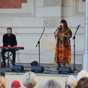 Zdjęcie przedstawia koncert wakacyjny w wykonaniu Beaty Marczewskiej oraz Tomasza Muszyńskiego