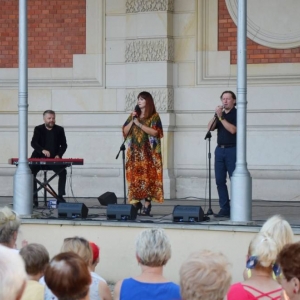 Zdjęcie przedstawia koncert wakacyjny w wykonaniu Beaty Marczewskiej oraz Tomasza Muszyńskiego