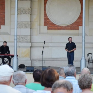 Zdjęcie przedstawia koncert wakacyjny w wykonaniu Beaty Marczewskiej oraz Tomasza Muszyńskiego