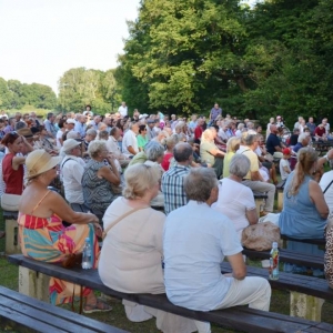 Zdjęcie przedstawia koncert wakacyjny w wykonaniu Beaty Marczewskiej oraz Tomasza Muszyńskiego