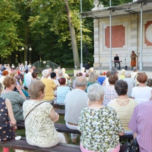Zdjęcie przedstawia koncert wakacyjny w wykonaniu Beaty Marczewskiej oraz Tomasza Muszyńskiego