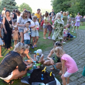 Rodzinne przygotowanie sadzonki drzewa do posadzenia we własnym ogródku