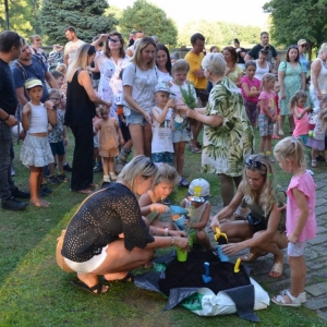 Rodzinne przygotowanie sadzonki drzewa do posadzenia we własnym ogródku