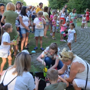 Rodzinne przygotowanie sadzonki drzewa do posadzenia we własnym ogródku