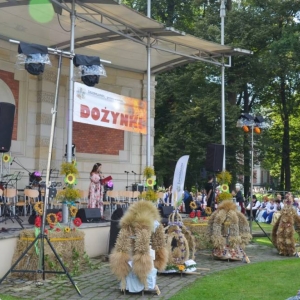 Zdjęcie przedstawia część oficjalną dożynek