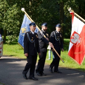 Zdjęcie przedstawia pochód dożynkowy