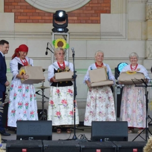 Zdjęcie przedstawia wręczenie nagród Kołom Gospodyń Wiejskich za wykonanie wieńców dożynkowych