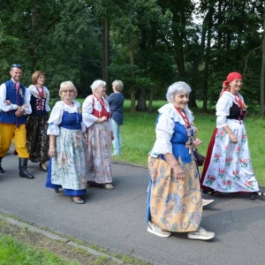 Zdjęcie przedstawia pochód dożynkowy