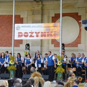 Zdjęcie przedstawia koncert Tarnogórkisej Orkiestry Dętej