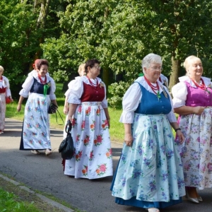 Zdjęcie przedstawia pochód dożynkowy