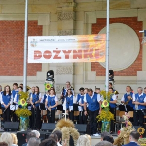 Zdjęcie przedstawia koncert Tarnogórkisej Orkiestry Dętej