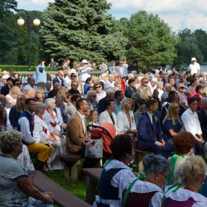 Zdjęcie przedstawia uczestników dożynek