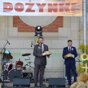 Zdjęcie przedstawia Wójta Gminy Świerklaniec witającego gości