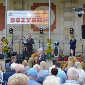 Zdjęcie przedstawia uczestników dożynek