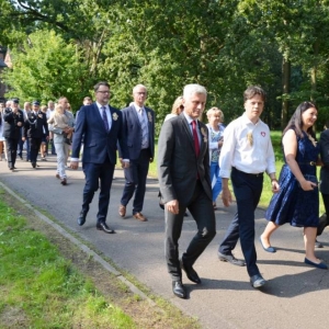 Zdjęcie przedstawia pochód dożynkowy