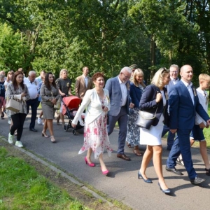 Zdjęcie przedstawia pochód dożynkowy