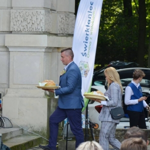 Zdjęcie przedstawia Starostów Dożynkowych