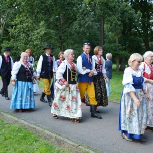 Zdjęcie przedstawia pochód dożynkowy