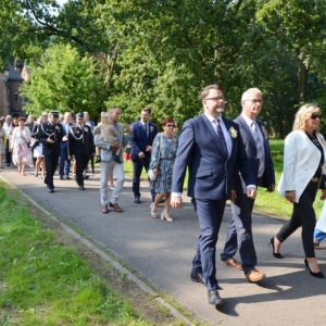 Zdjęcie przedstawia pochód dożynkowy