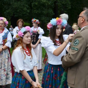Zdjęcie przedstawia przypinanie kotylionów dożynkowych zaproszonym gościom