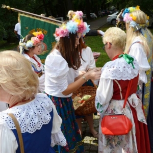 Zdjęcie przedstawia przypinanie kotylionów dożynkowych zaproszonym gościom