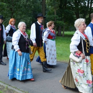 Zdjęcie przedstawia pochód dożynkowy