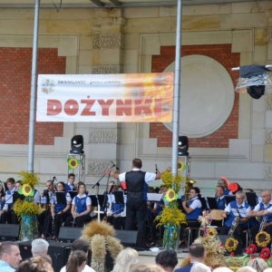 Zdjęcie przedstawia koncert Tarnogórkisej Orkiestry Dętej