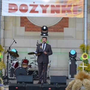 Zdjęcie przedstawia Wójta Gminy Świerklaniec witającego gości