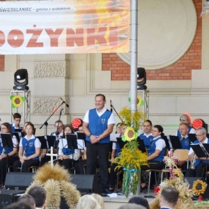 Zdjęcie przedstawia koncert Tarnogórkisej Orkiestry Dętej