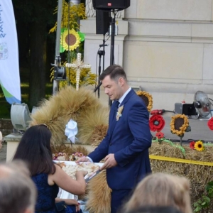 Zdjęcie przedstawia uczestników dożynek