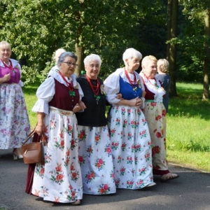 Zdjęcie przedstawia pochód dożynkowy