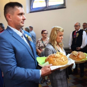 Zdjęcie przedstawia Starostów dożynkowych